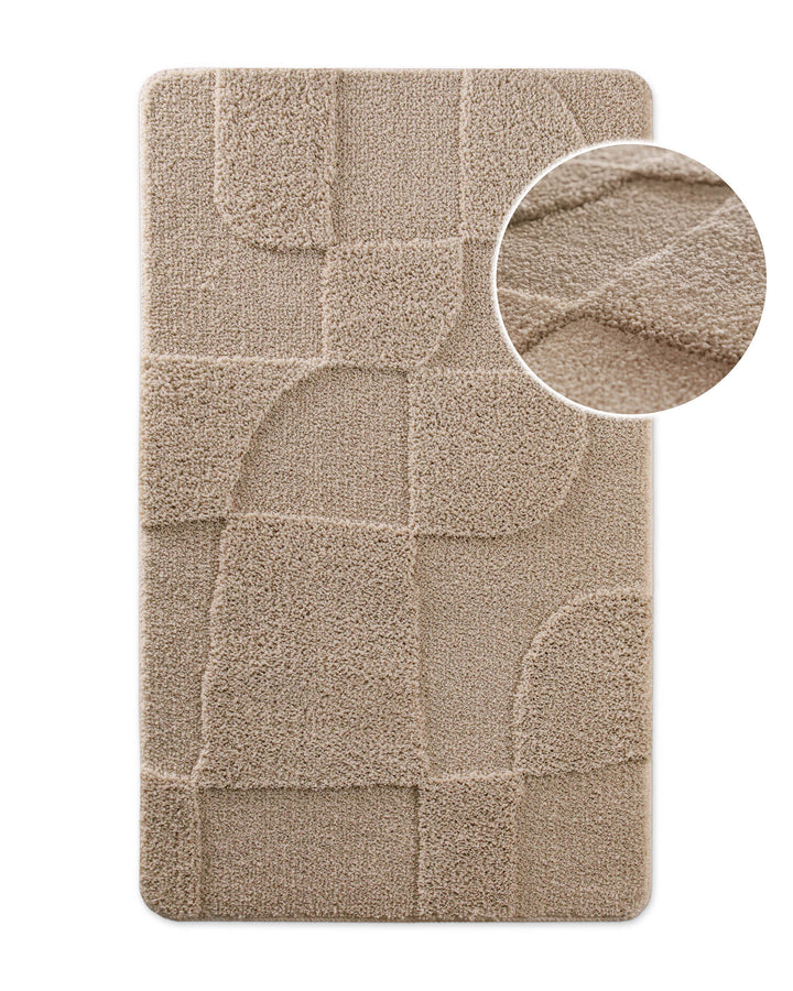 Badteppich von BathKing by WECONhome Davie Beige, Draufsicht mit Detailkreis der Florstruktur und eingeprägtem Muster auf weißem Hintergrund