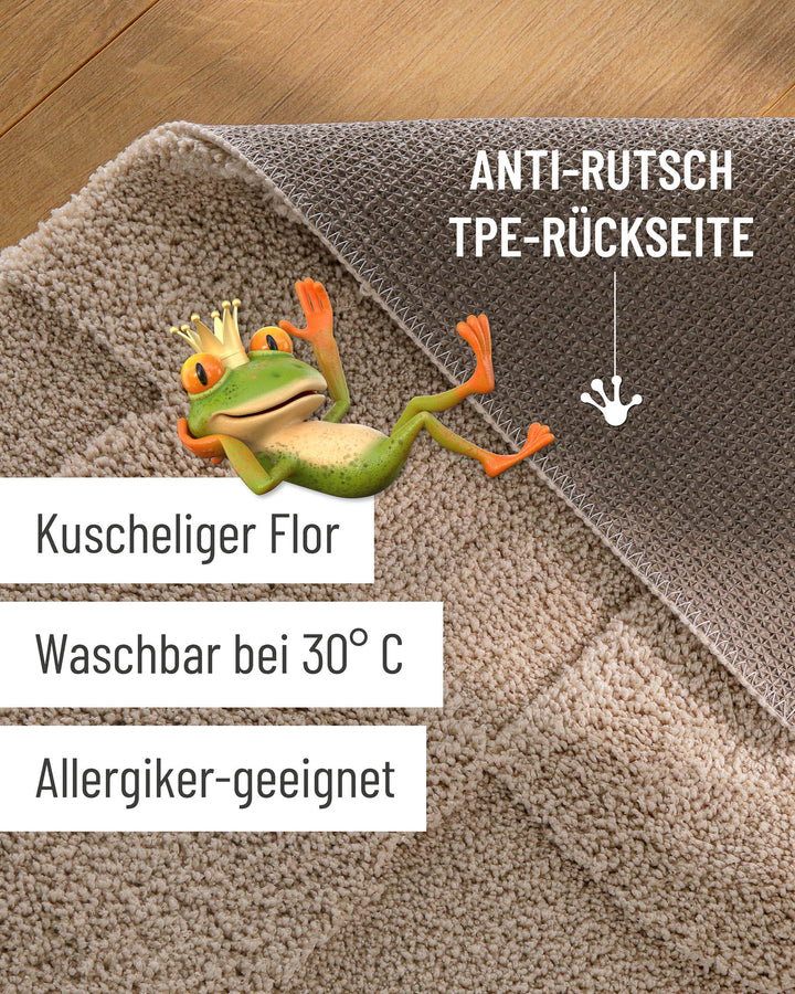 Badteppich Davie Sand Beige Detailaufnahme Flor auf Holzfußboden, eingeblendete Hinweise zu rutschhemmender Rückseite und Waschbarkeit