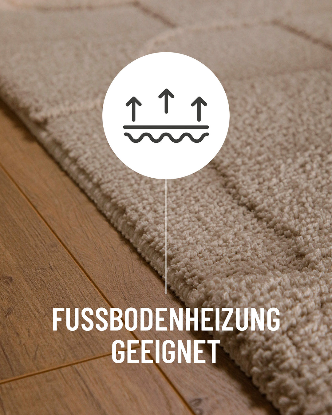 Badteppich Davie Sand Beige Detail auf Holzfußboden mit Symbol für Fußbodenheizung, Nahaufnahme von Flor und Teppichkante