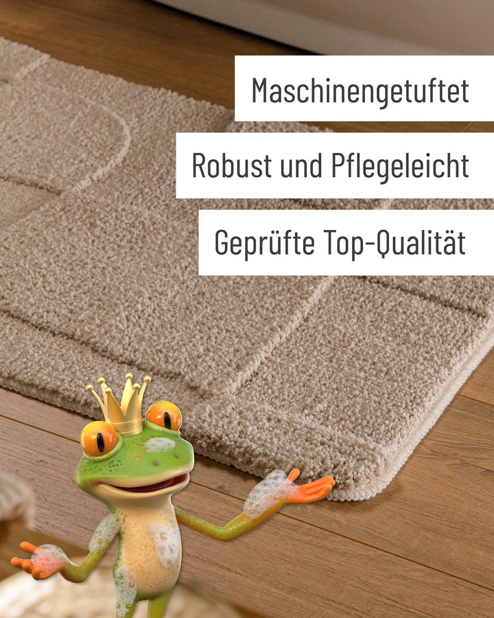 Badteppich Davie Sand Beige Detail der Teppichkante auf Holzfußboden, eingeblendete Hinweise zu Verarbeitung und Pflege