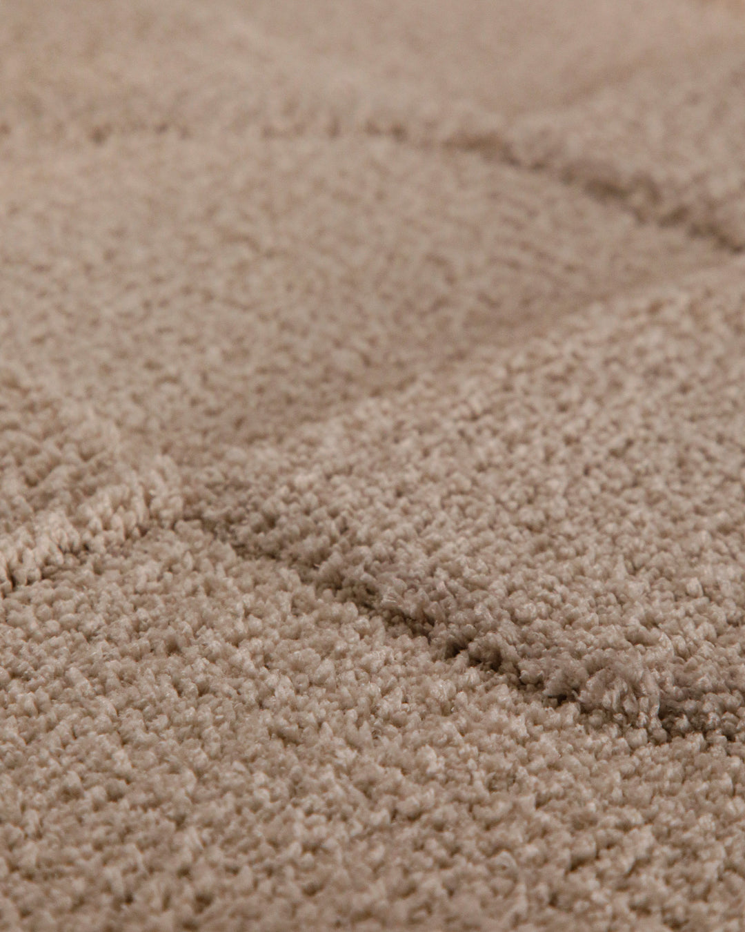 Badteppich Davie Sand Beige Detailaufnahme der Floroberfläche mit geometrischem Linienmuster