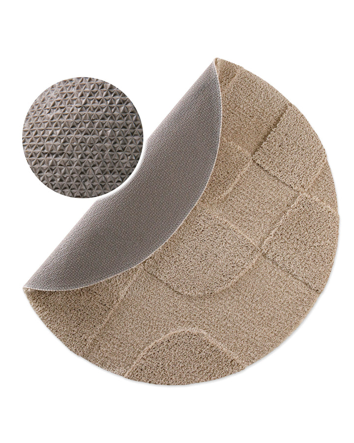 Badteppich Davie Sand Beige rund, angehobene Ecke zeigt Sand Beigee Rückseite mit rutschhemmender Beschichtung