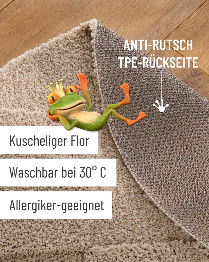 Badteppich Davie Sand Beige Detailaufnahme mit umgeschlagener Ecke, Hinweisgrafik zur rutschhemmenden Rückseite und Waschbarkeit