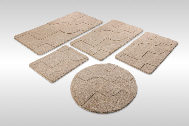 Badteppich Davie Sand Beige Set aus rechteckigen und runden Badmatten, mehrere Größen auf hellem Hintergrund angeordnet