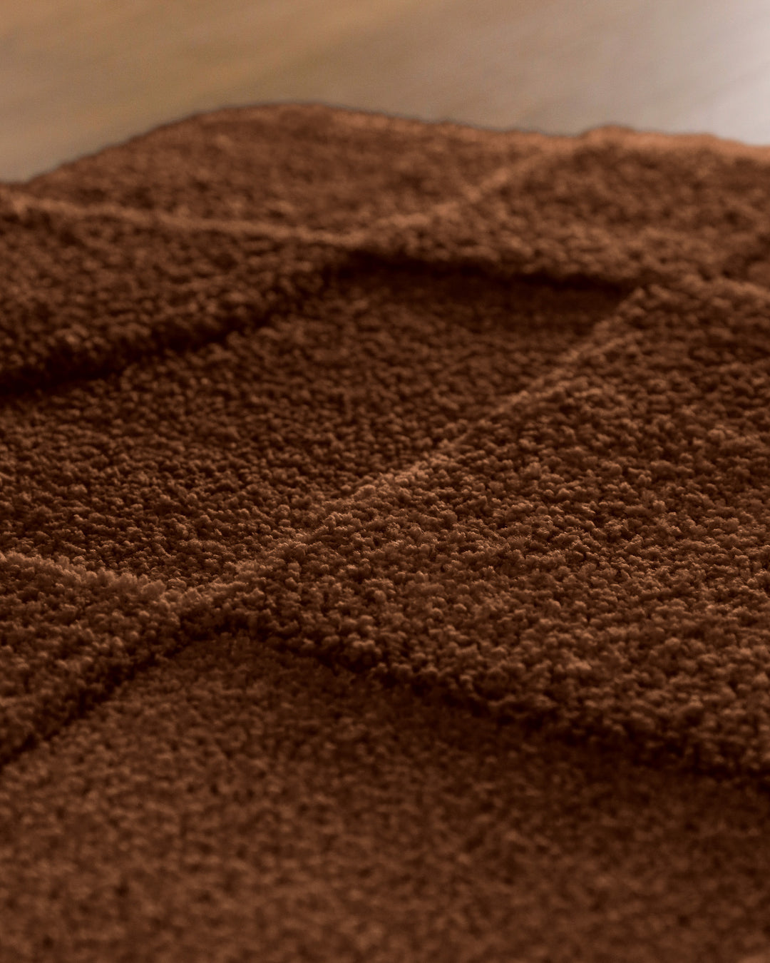 Badteppich Davie Braun Nahaufnahme der Florstruktur, Linienrelief im dichten Teppichflor sichtbar