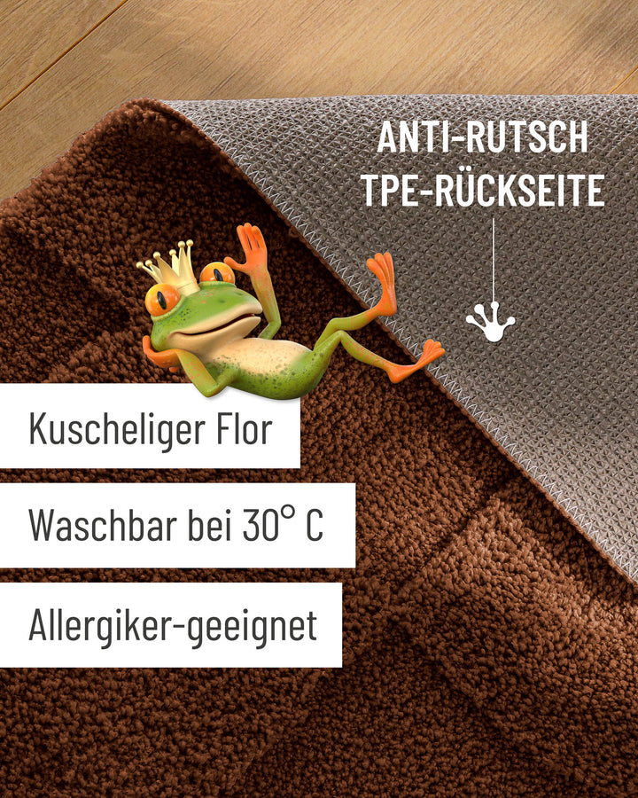 Badteppich Davie Braun Detailaufnahme Flor auf Holzfußboden, eingeblendete Hinweise zu rutschhemmender Rückseite und Waschbarkeit
