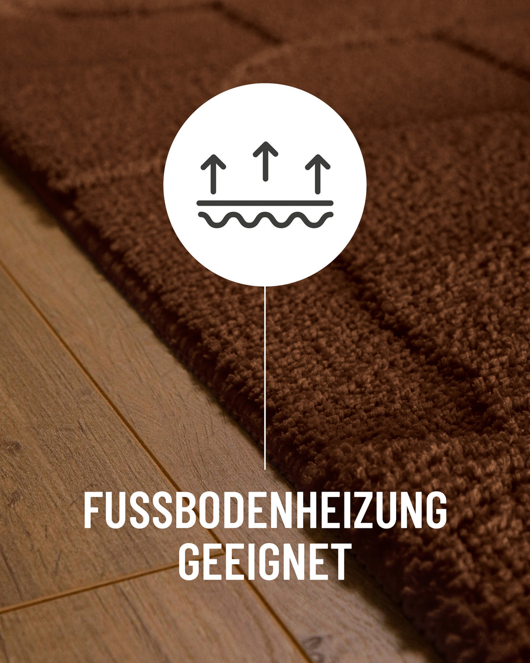 Badteppich Davie Braun Detail auf Holzfußboden mit Symbol für Fußbodenheizung, Nahaufnahme von Flor und Teppichkante