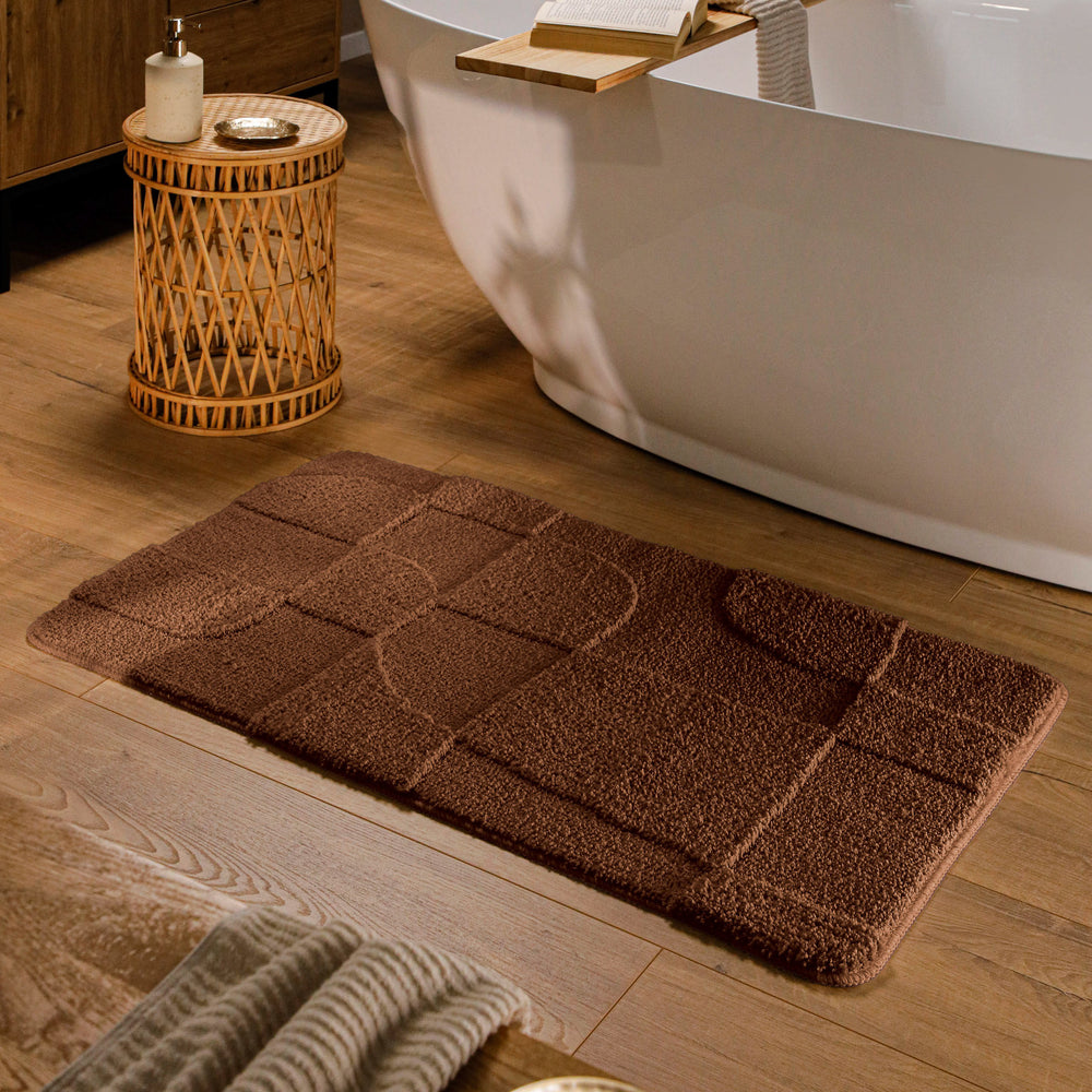 Badteppich Davie Braun rechteckig im Badezimmer vor Badewanne auf Holzboden liegend, Strukturmuster im Flor sichtbar