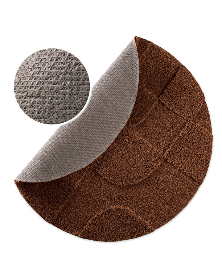 Badteppich Davie Braun rund, angehobene Ecke zeigt Braune Rückseite mit rutschhemmender Beschichtung