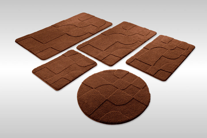 Badteppich Davie Braun Set aus rechteckigen und runden Badmatten, mehrere Größen auf hellem Hintergrund angeordnet