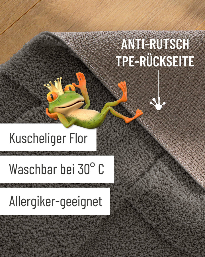 Badteppich Davie Basalt Grau Detailaufnahme Flor auf Holzfußboden, eingeblendete Hinweise zu rutschhemmender Rückseite und Waschbarkeit