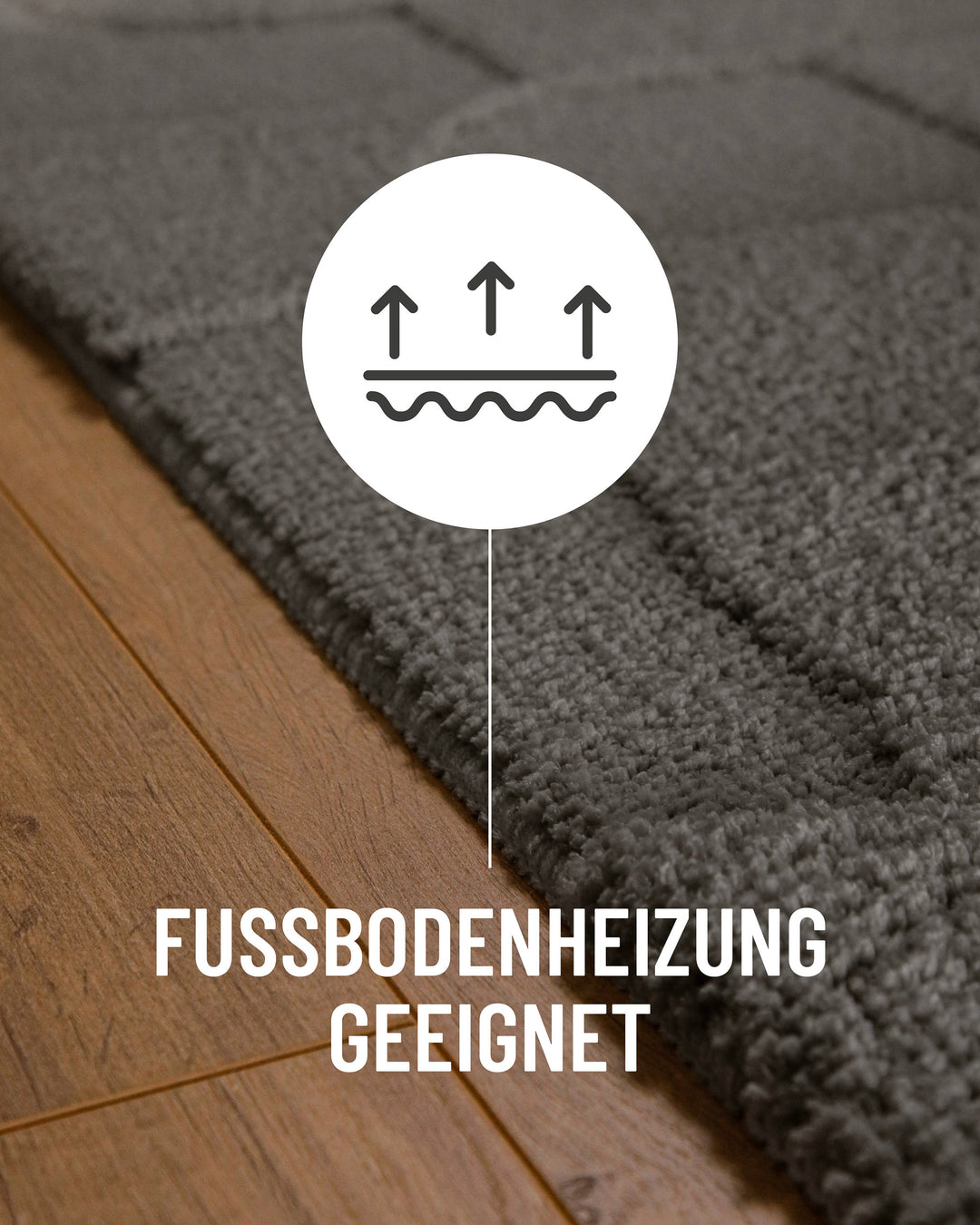 Badteppich Davie Basalt Grau Detail auf Holzfußboden mit Symbol für Fußbodenheizung, Nahaufnahme von Flor und Teppichkante