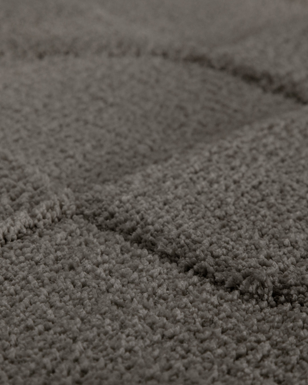 Badteppich Davie Basalt Grau Detailaufnahme der Floroberfläche mit geometrischem Linienmuster