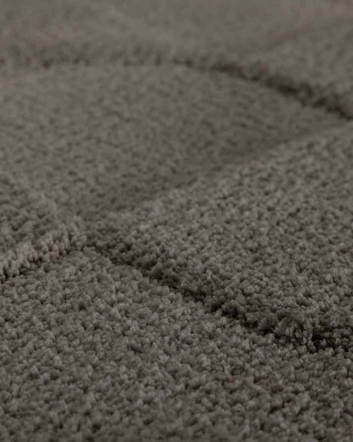 Badteppich Davie Basalt Grau Detailaufnahme der Floroberfläche mit geometrischem Linienmuster