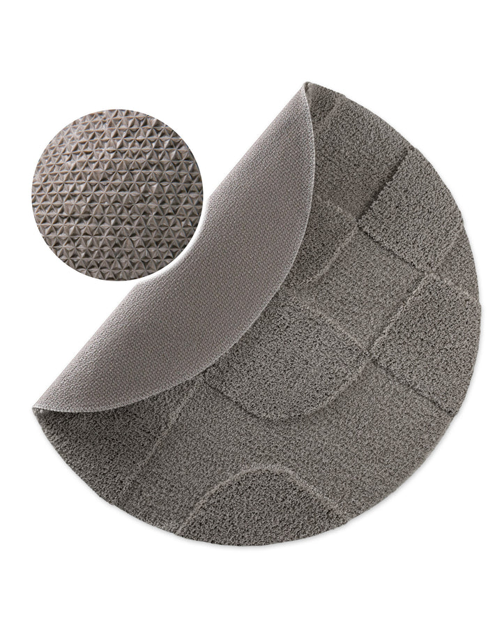 Badteppich Davie Basalt Grau rund, angehobene Ecke zeigt Basalt Graue Rückseite mit rutschhemmender Beschichtung