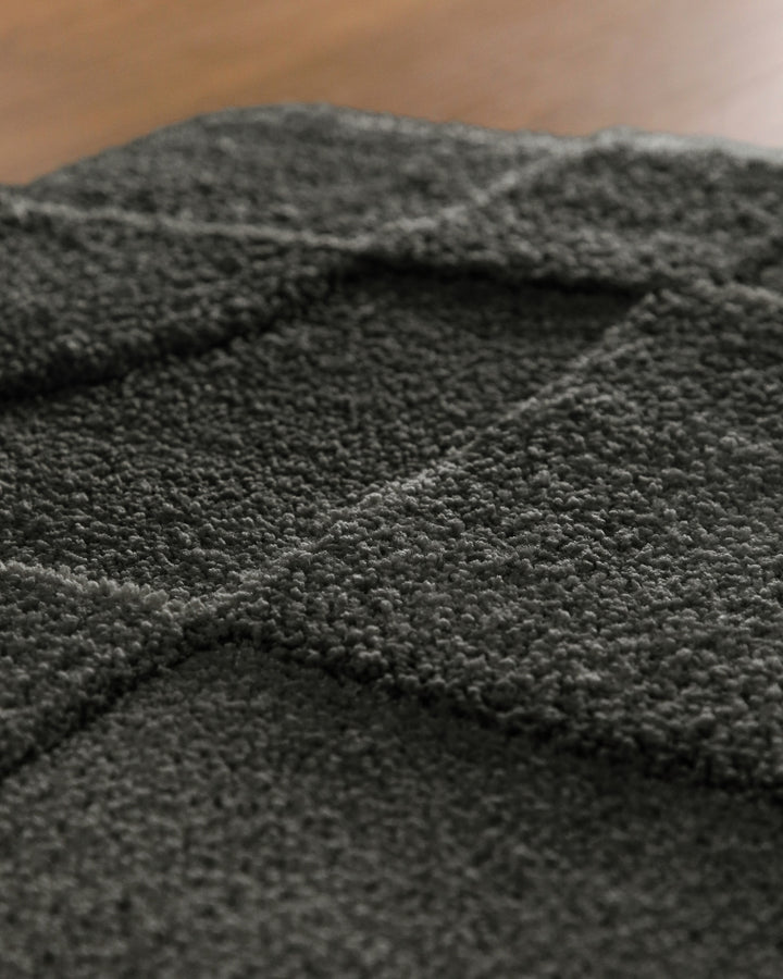 Badteppich Davie Anthrazit Grau Nahaufnahme der Florstruktur, Linienrelief im dichten Teppichflor sichtbar