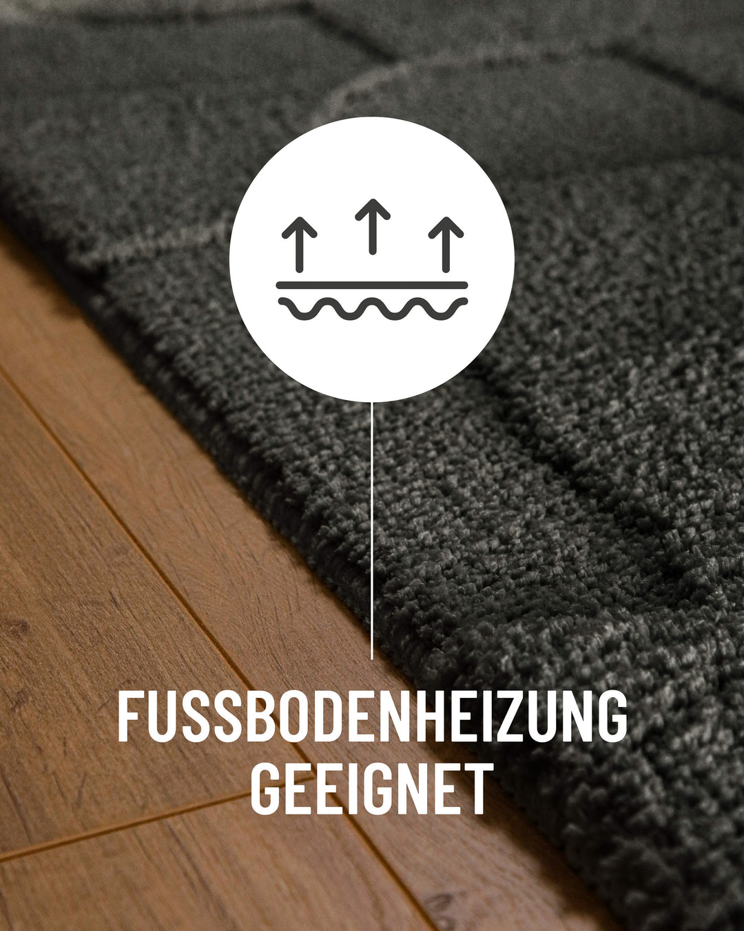 Badteppich Davie Anthrazit Grau Detail auf Holzfußboden mit Symbol für Fußbodenheizung, Nahaufnahme von Flor und Teppichkante