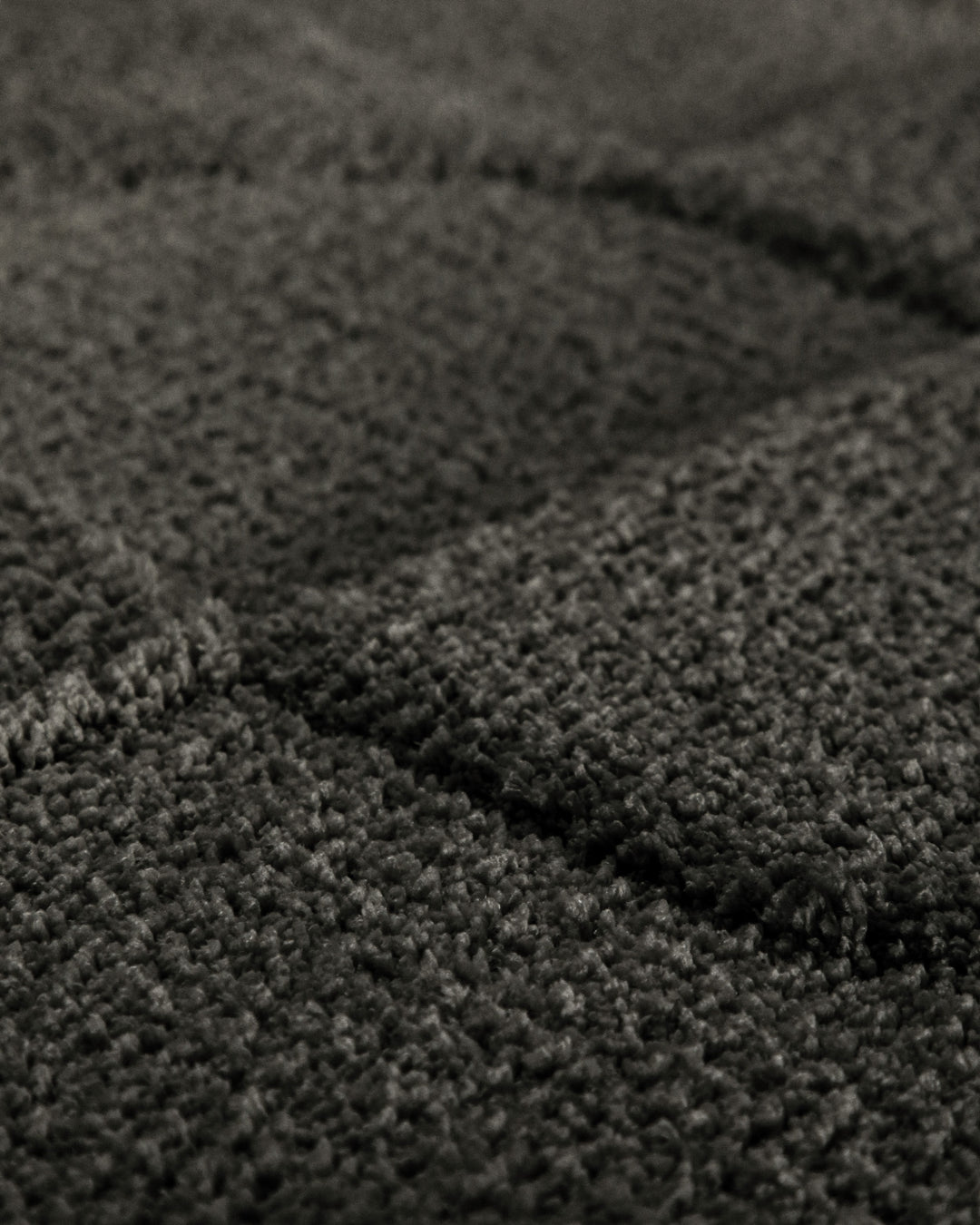 Badteppich Davie Anthrazit Grau Detailaufnahme der Floroberfläche mit geometrischem Linienmuster