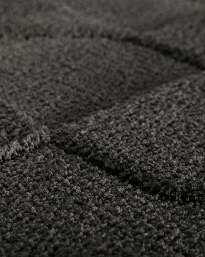 Badteppich Davie Anthrazit Grau Detailaufnahme der Floroberfläche mit geometrischem Linienmuster