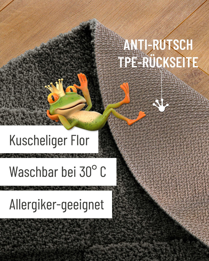 Badteppich Davie Anthrazit Grau Detailaufnahme mit umgeschlagener Ecke, Hinweisgrafik zur rutschhemmenden Rückseite und Waschbarkeit