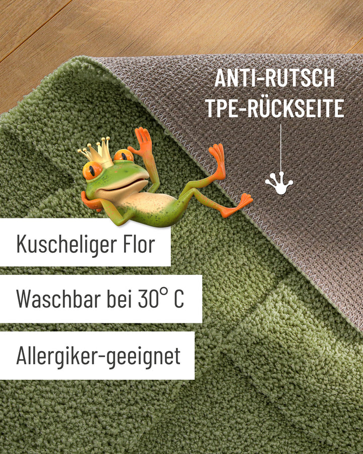 Badteppich Davie Reseda Grün Detailaufnahme Flor auf Holzfußboden, eingeblendete Hinweise zu rutschhemmender Rückseite und Waschbarkeit