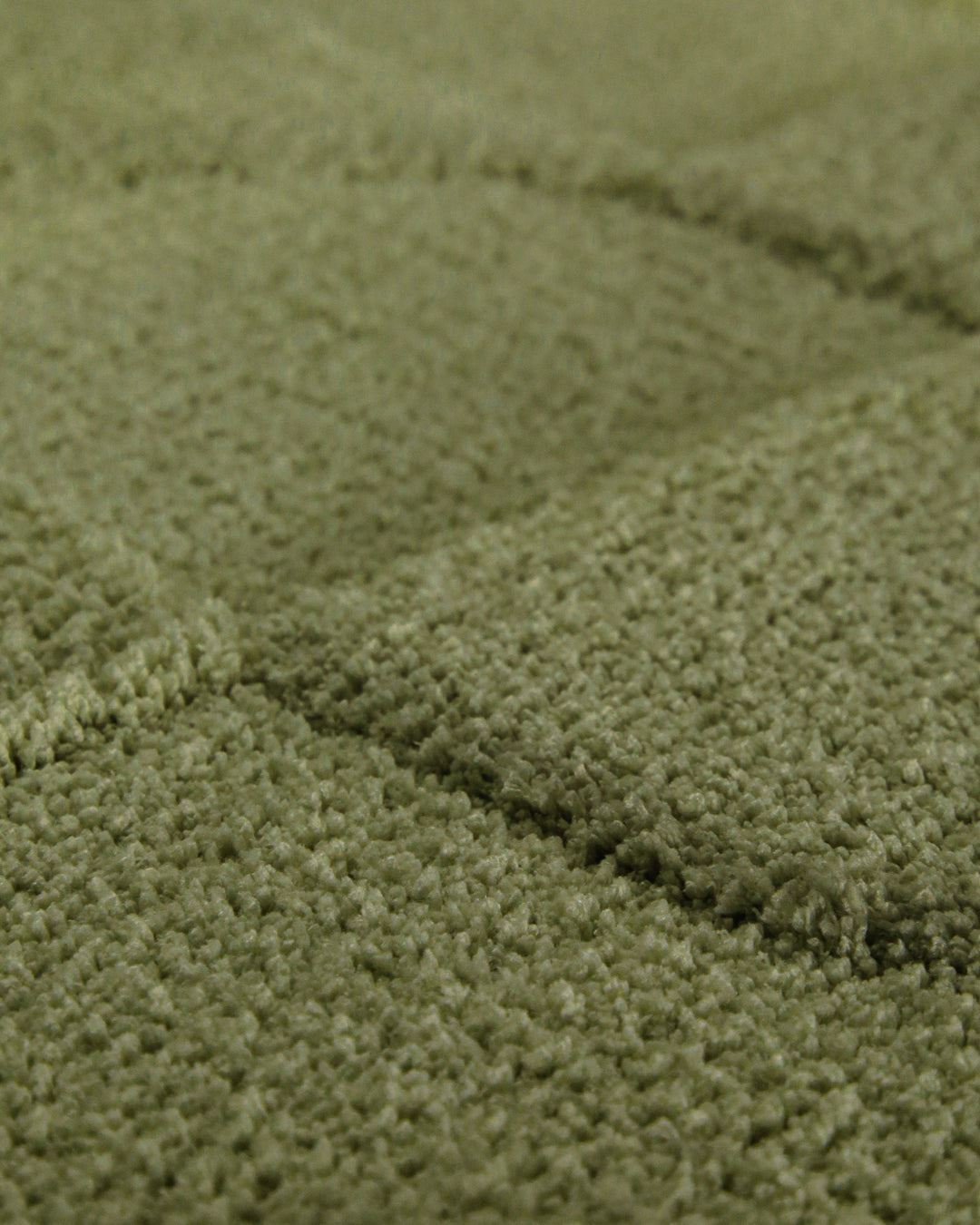 Badteppich Davie Reseda Grün Detailaufnahme der Floroberfläche mit geometrischem Linienmuster