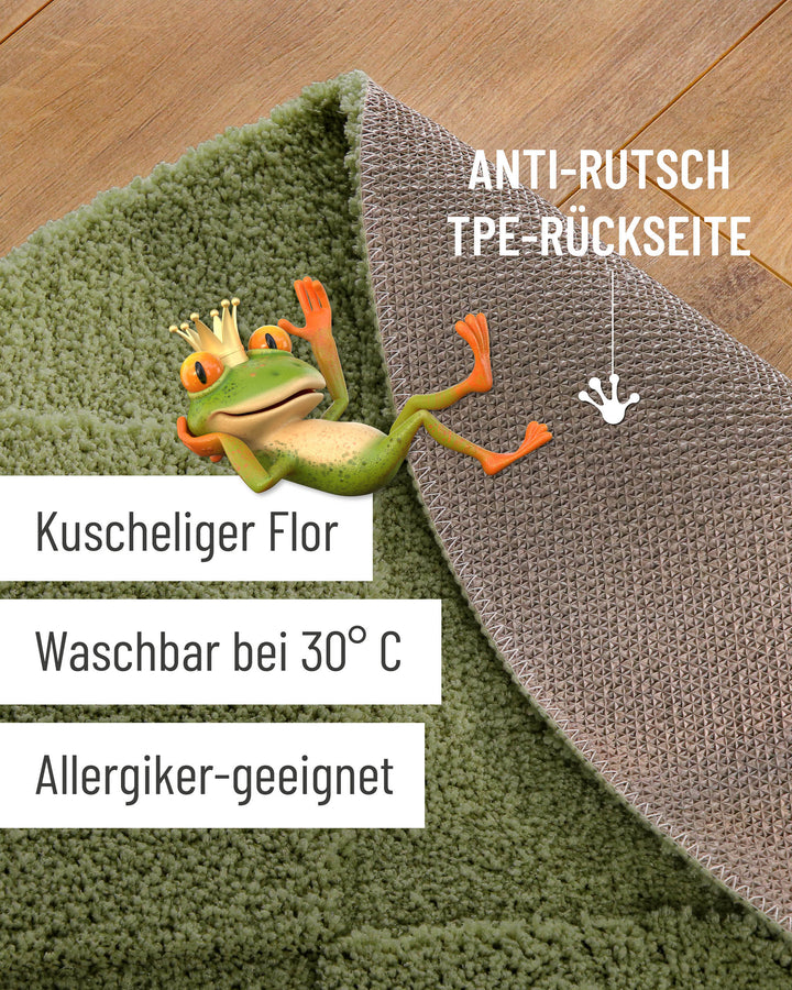 Badteppich Davie Reseda Grün Detailaufnahme mit umgeschlagener Ecke, Hinweisgrafik zur rutschhemmenden Rückseite und Waschbarkeit