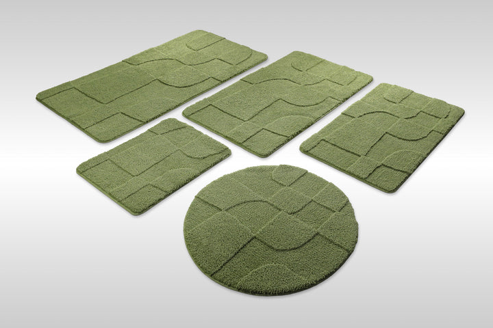Badteppich Davie Reseda Grün Set aus rechteckigen und runden Badmatten, mehrere Größen auf hellem Hintergrund angeordnet