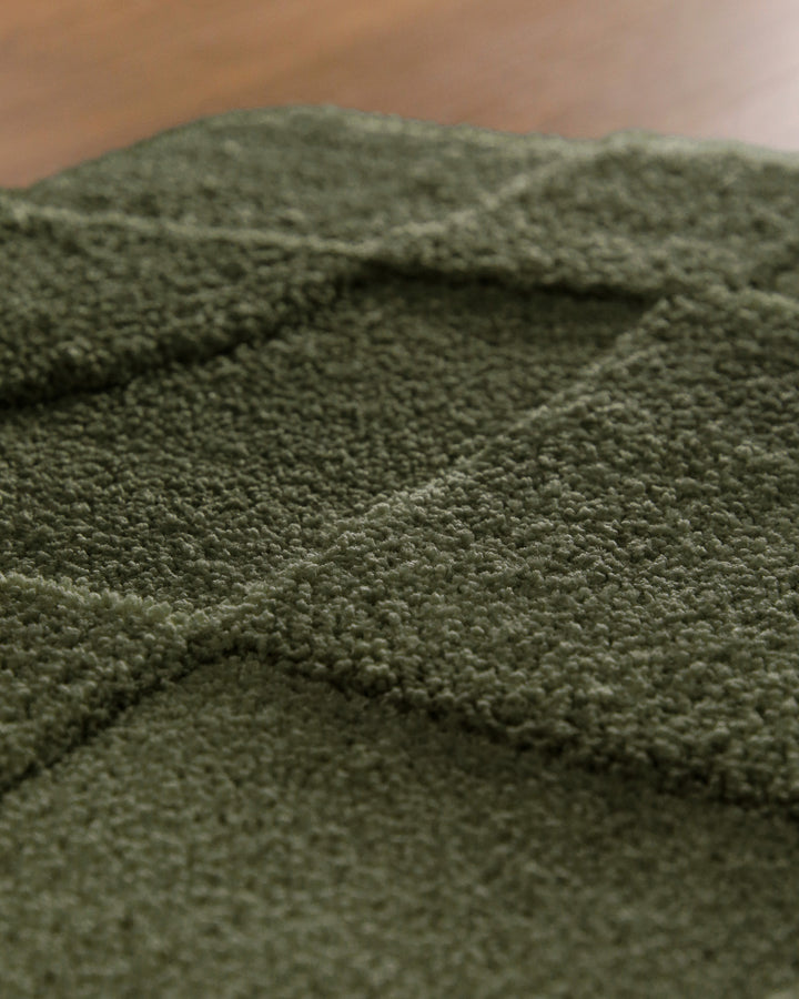 Badteppich Davie Kiefer Grün Nahaufnahme der Florstruktur, Linienrelief im dichten Teppichflor sichtbar