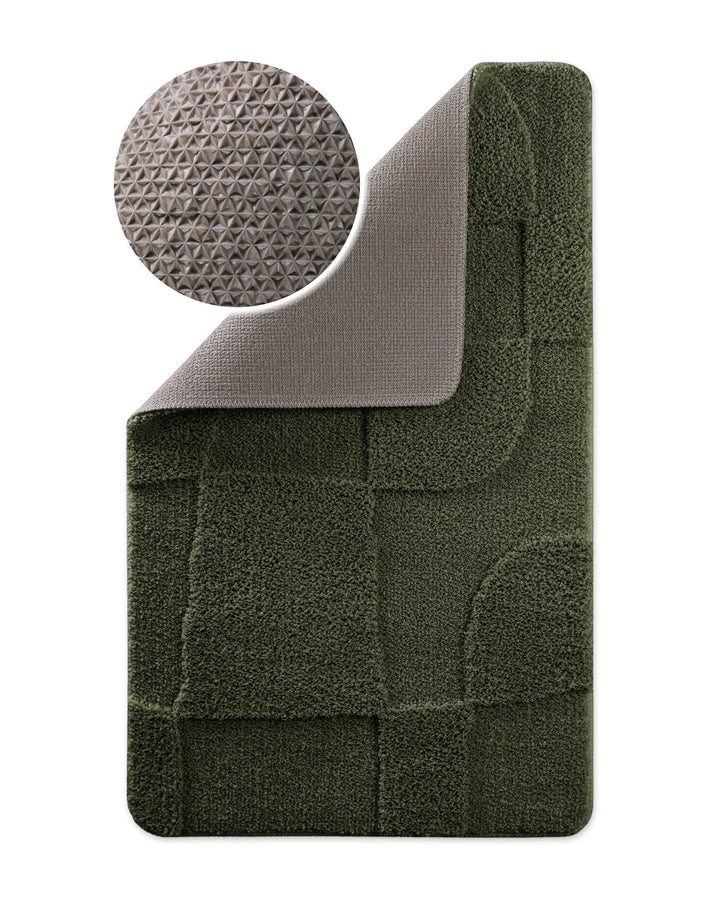 Badteppich Davie Kiefer Grün Ecke hochgeklappt, runde Probe zeigt Kiefer Grüne Rückseite mit rutschhemmender Beschichtung