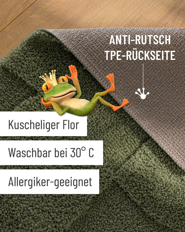 Badteppich Davie Kiefer Grün Detailaufnahme Flor auf Holzfußboden, eingeblendete Hinweise zu rutschhemmender Rückseite und Waschbarkeit