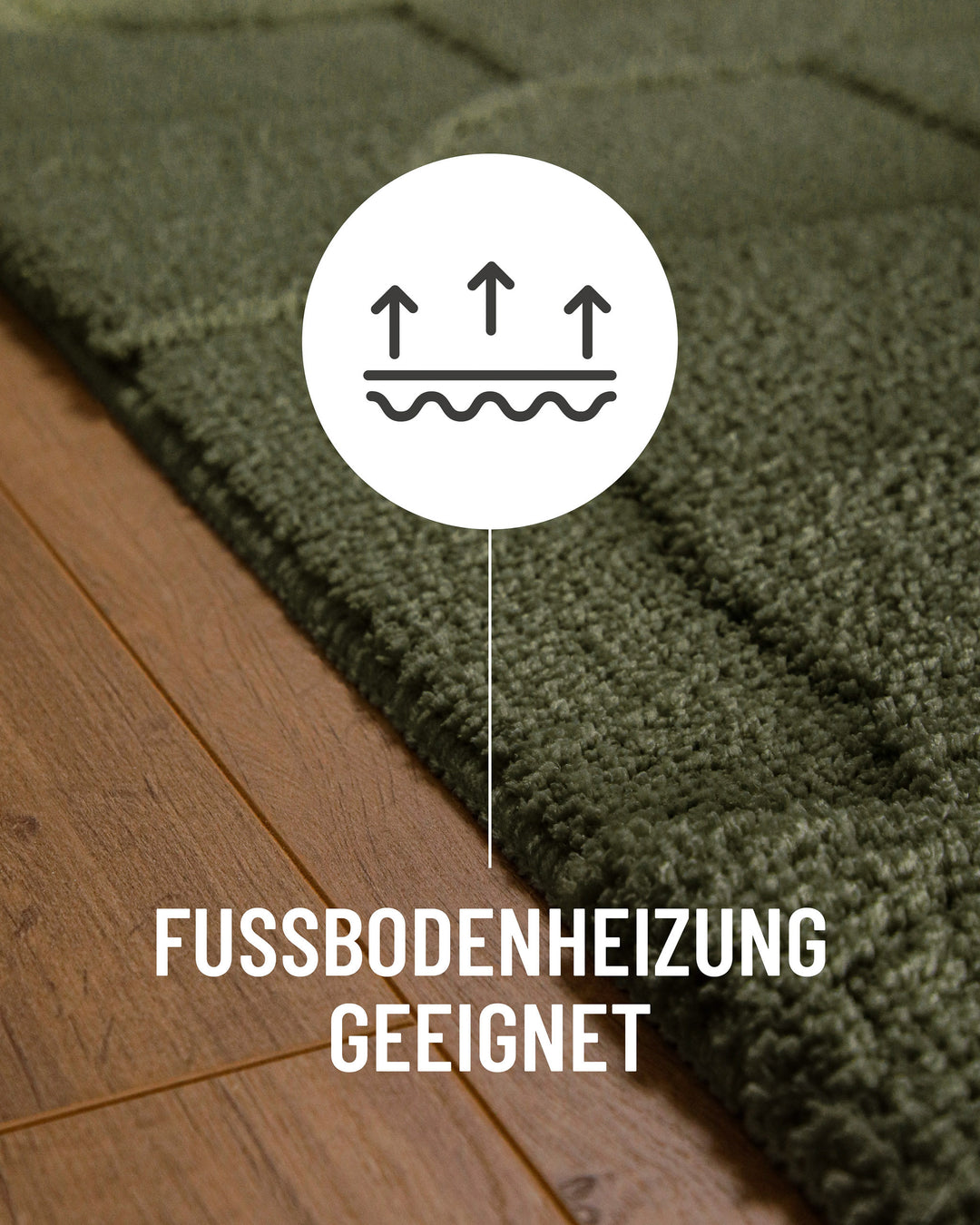 Badteppich Davie Kiefer Grün Detail auf Holzfußboden mit Symbol für Fußbodenheizung, Nahaufnahme von Flor und Teppichkante