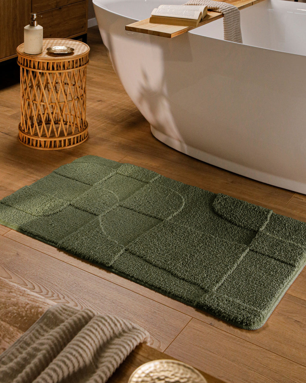Badteppich Davie Kiefer Grün rechteckig im Badezimmer vor Badewanne auf Holzboden liegend, Strukturmuster im Flor sichtbar