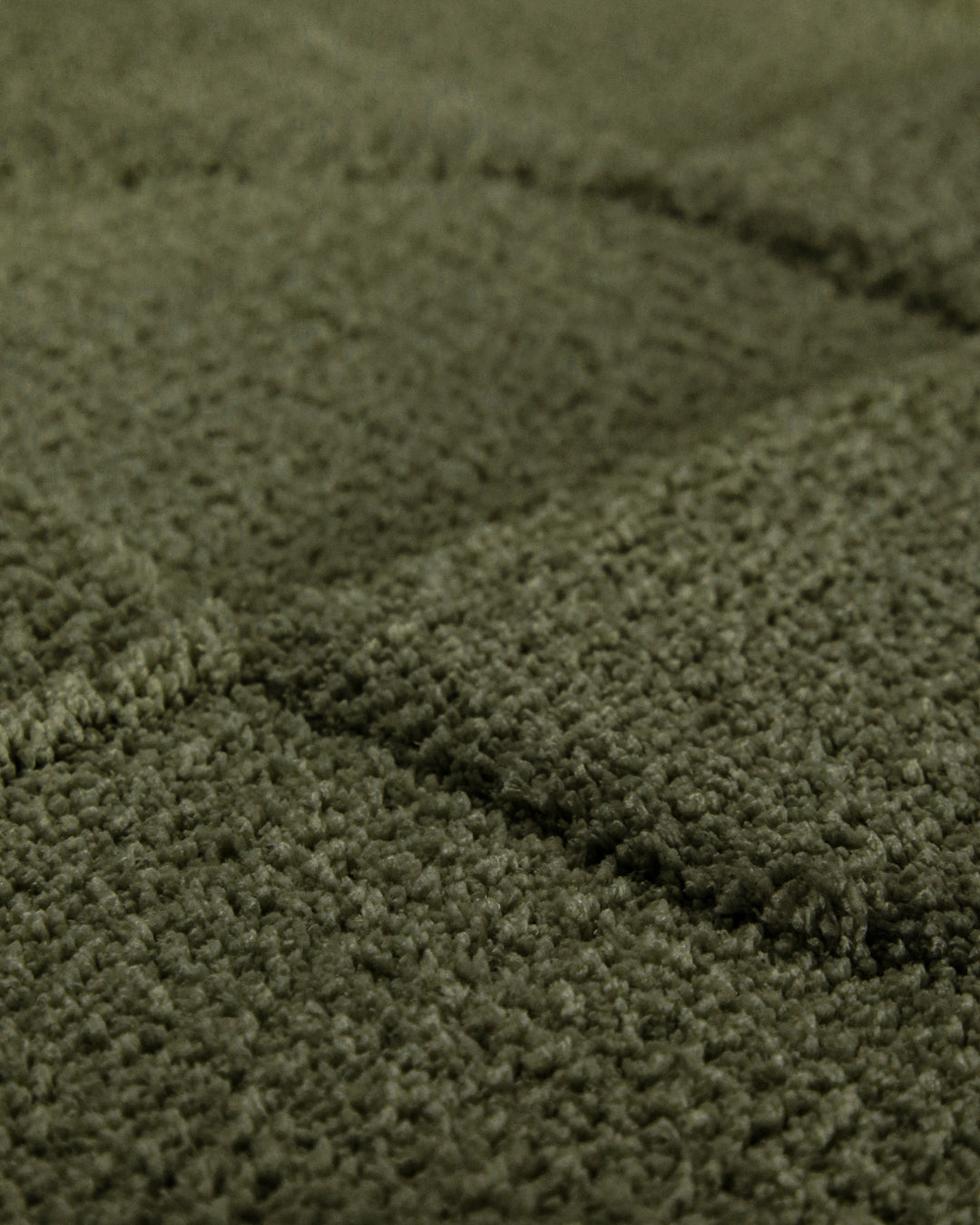 Badteppich Davie Kiefer Grün Detailaufnahme der Floroberfläche mit geometrischem Linienmuster