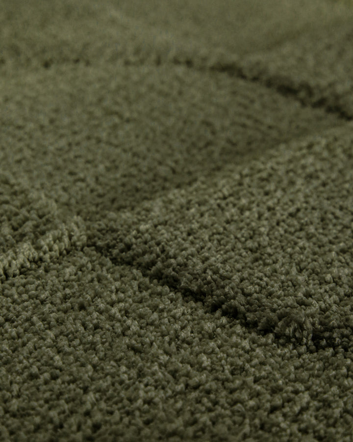 Badteppich Davie Kiefer Grün Detailaufnahme der Floroberfläche mit geometrischem Linienmuster