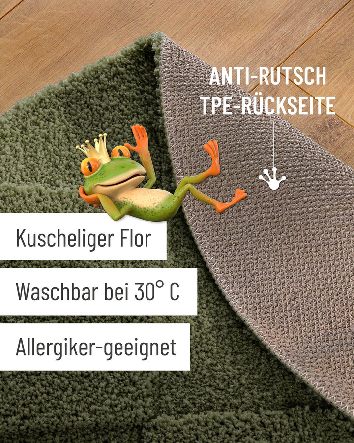 Badteppich Davie Kiefer Grün Detailaufnahme mit umgeschlagener Ecke, Hinweisgrafik zur rutschhemmenden Rückseite und Waschbarkeit