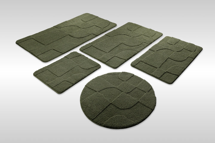 Badteppich Davie Kiefer Grün Set aus rechteckigen und runden Badmatten, mehrere Größen auf hellem Hintergrund angeordnet
