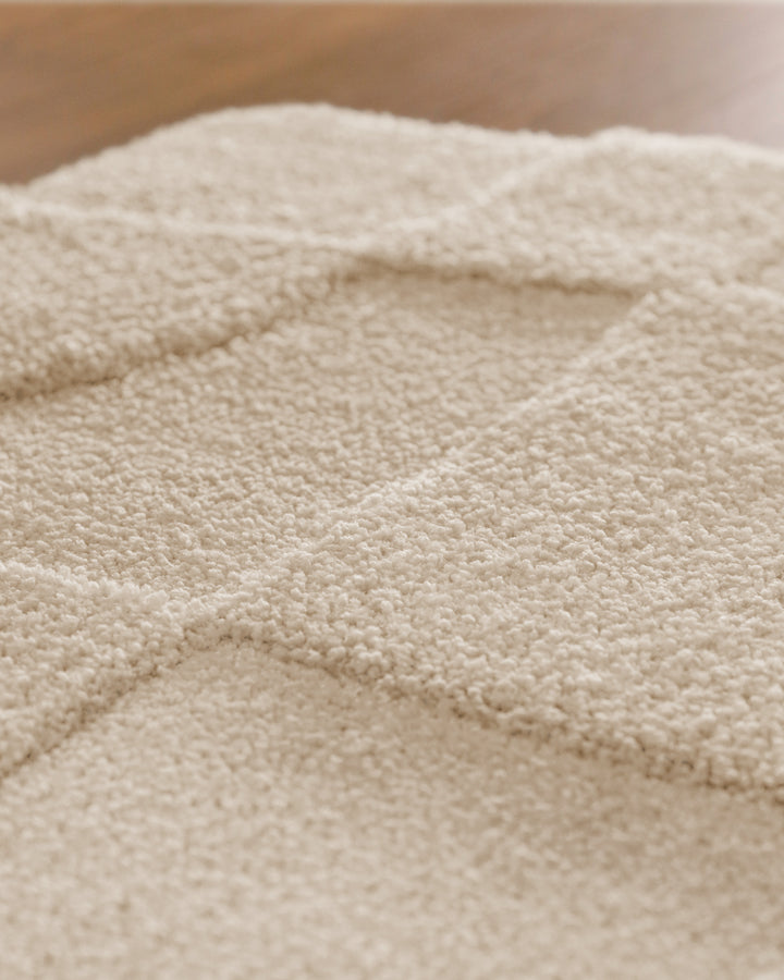 Badteppich Davie Creme Weiß Nahaufnahme der Florstruktur, Linienrelief im dichten Teppichflor sichtbar