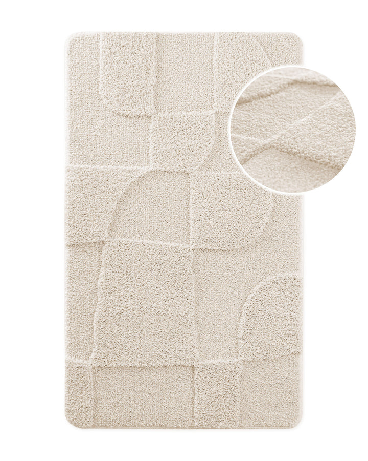 Badteppich von BathKing by WECONhome Davie Creme Weiß, Draufsicht mit Detailkreis der Florstruktur und eingeprägtem Muster auf weißem Hintergrund