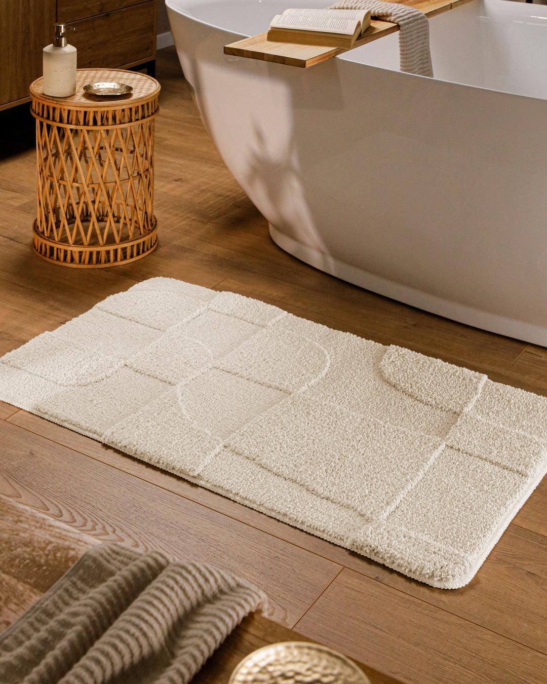 Badteppich Davie Creme Weiß rechteckig im Badezimmer vor Badewanne auf Holzboden liegend, Strukturmuster im Flor sichtbar