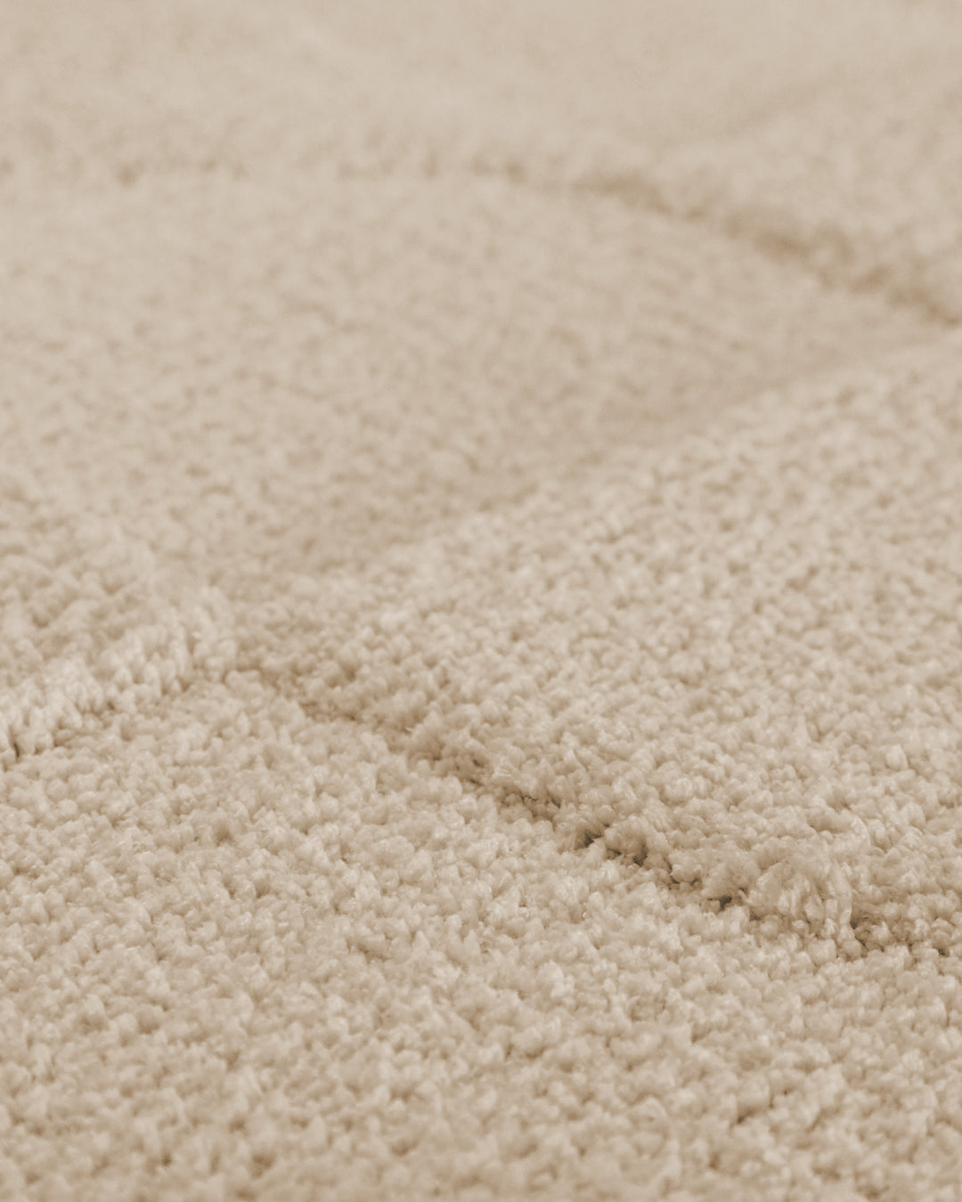 Badteppich Davie Creme Weiß Detailaufnahme der Floroberfläche mit geometrischem Linienmuster