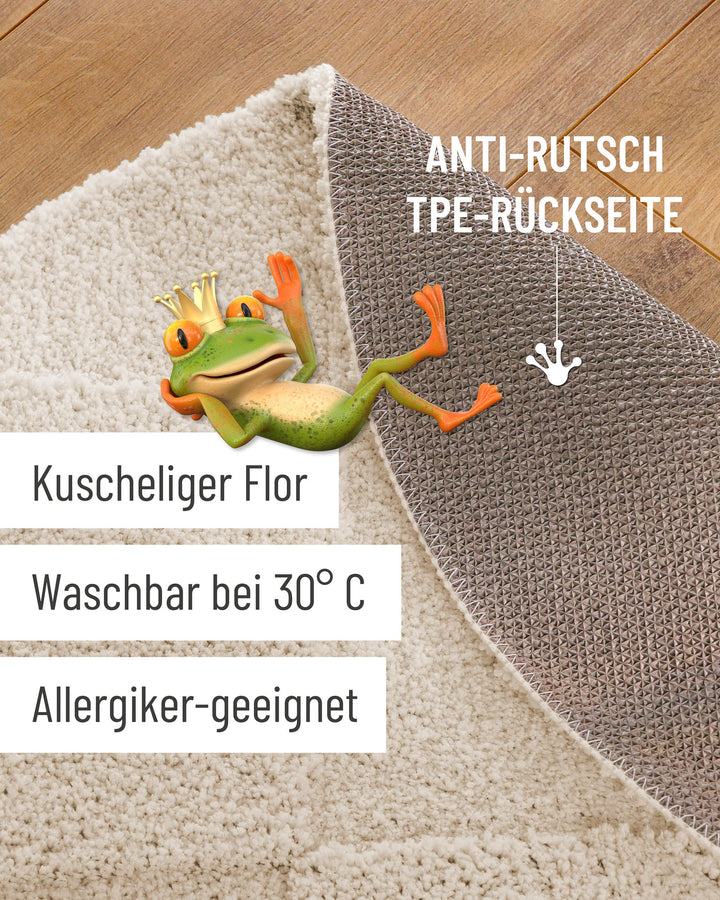 Badteppich Davie Creme Weiß Detailaufnahme mit umgeschlagener Ecke, Hinweisgrafik zur rutschhemmenden Rückseite und Waschbarkeit