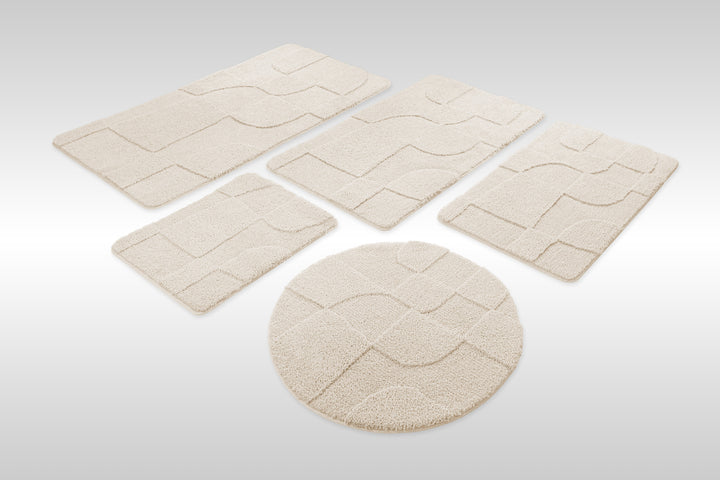 Badteppich Davie Creme Weiß Set aus rechteckigen und runden Badmatten, mehrere Größen auf hellem Hintergrund angeordnet