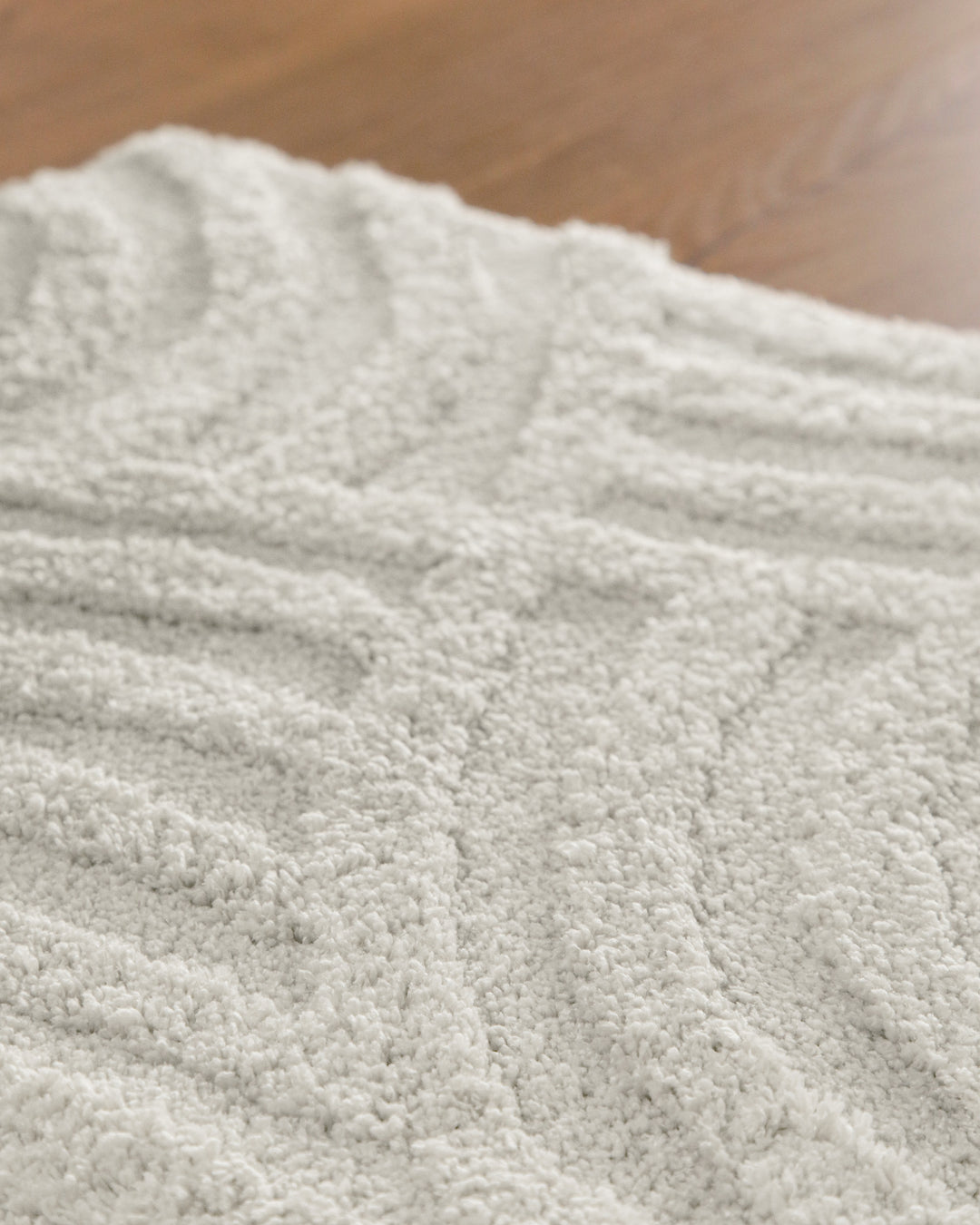 Badteppich Fiete Weiß Nahaufnahme der Florstruktur, Linienrelief im dichten Teppichflor sichtbar