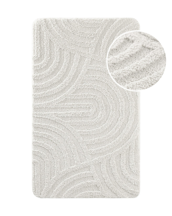 Badteppich von BathKing by WECONhome Fiete Weiß, Draufsicht mit Detailkreis der Florstruktur und eingeprägtem Linienmuster auf weißem Hintergrund