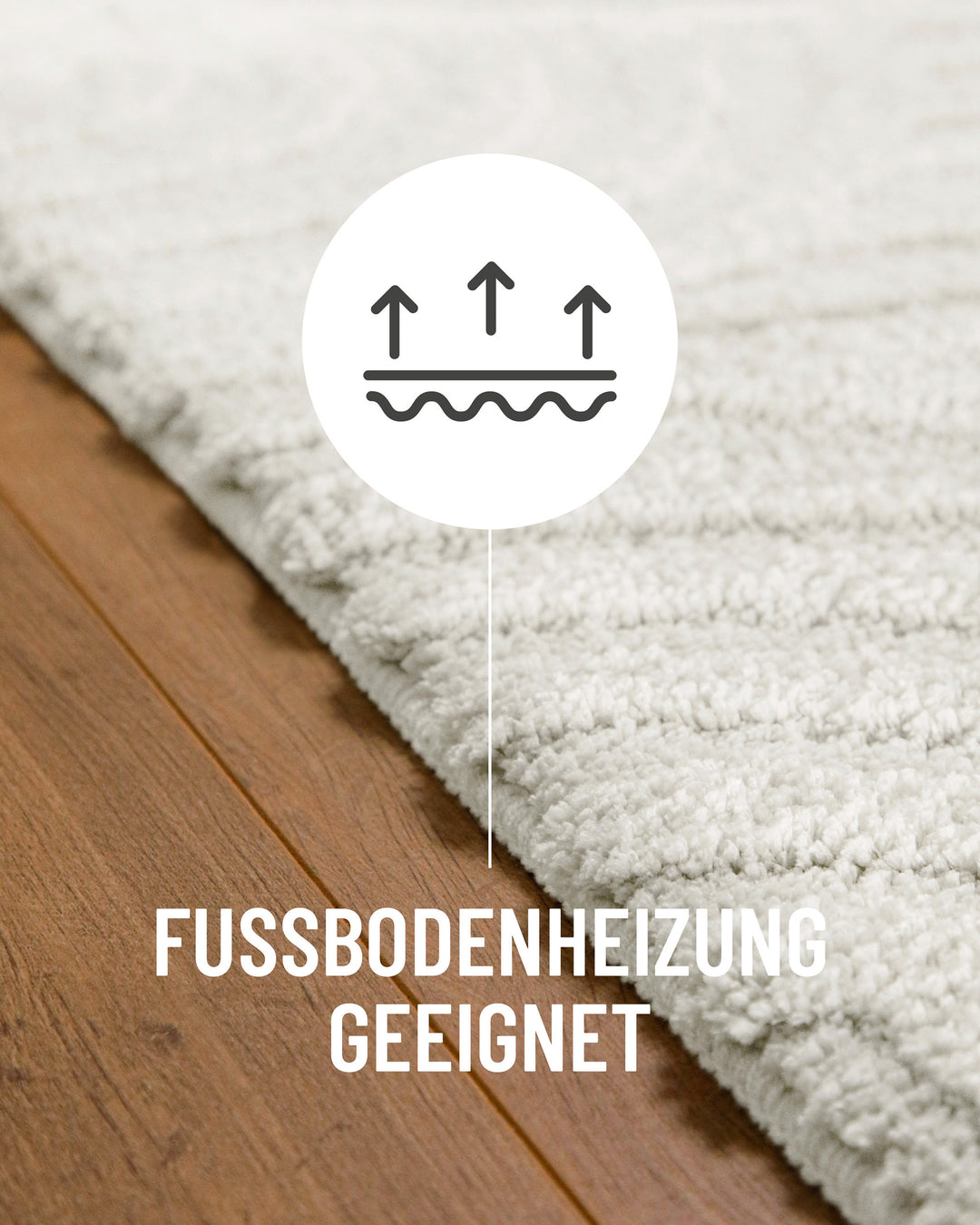 Badteppich Fiete Weiß Detail auf Holzfußboden mit Symbol für Fußbodenheizung, Nahaufnahme von Flor und Teppichkante