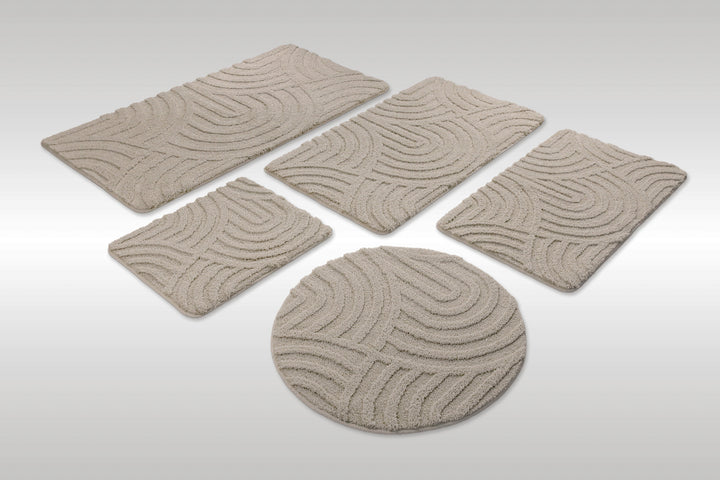 Badteppich Fiete Grau Set aus rechteckigen und runden Badmatten, mehrere Größen auf hellem Hintergrund angeordnet