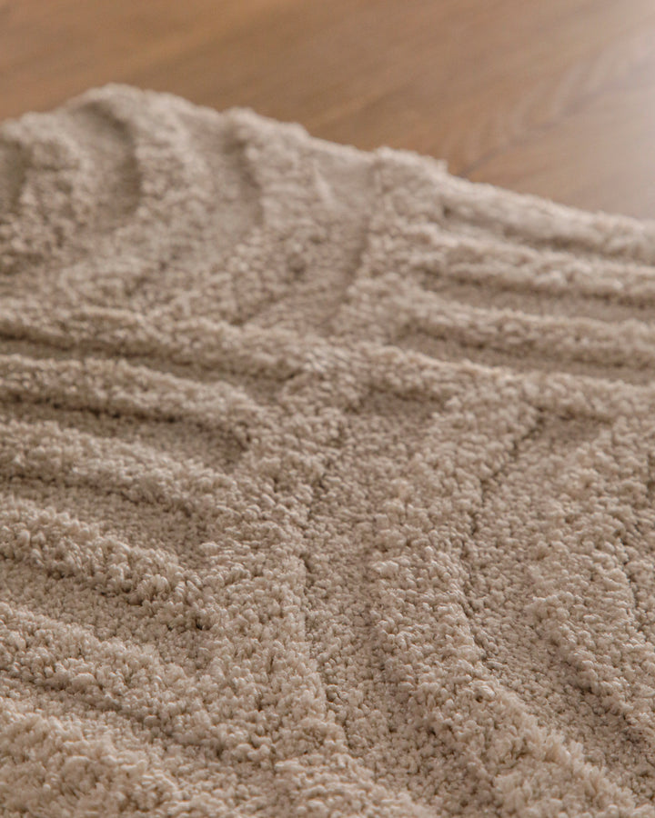 Badteppich Fiete Sand Beige Nahaufnahme der Florstruktur, Linienrelief im dichten Teppichflor sichtbar
