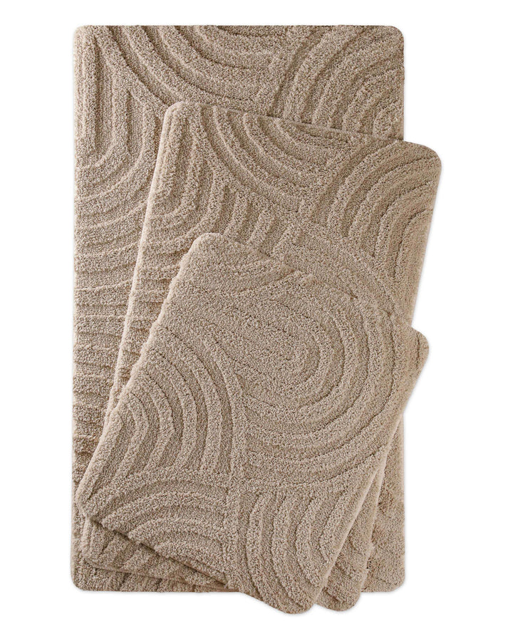 Badteppich Fiete Sand Beige Set aus rechteckigen und runden Badmatten, mehrere Größen auf hellem Hintergrund angeordnet