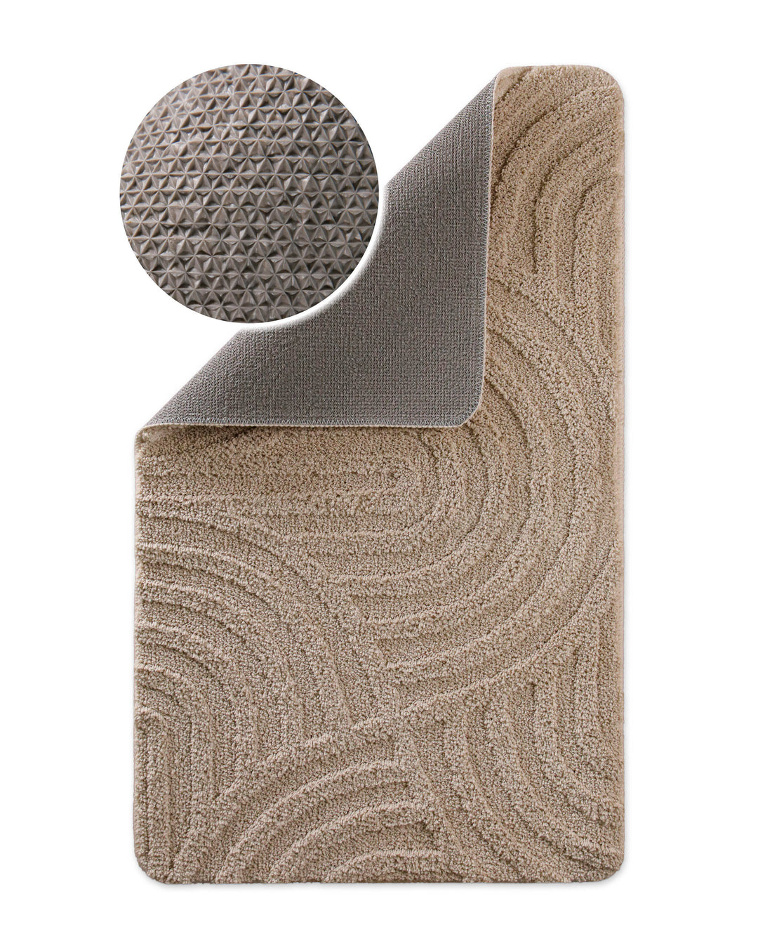 Badteppich Fiete Sand Beige Ecke hochgeklappt, runde Probe zeigt Sand Beigee Rückseite mit rutschhemmender Beschichtung